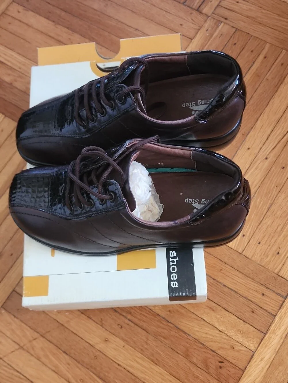 Spring Step Kid’s Dark Brown Lace-Up Oxford with Croc Texture. Like New
